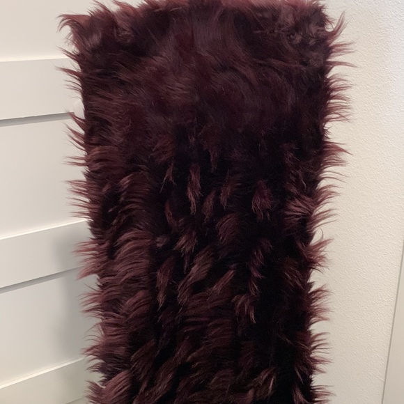 Tahari Table Runner - Picture 4 of 12